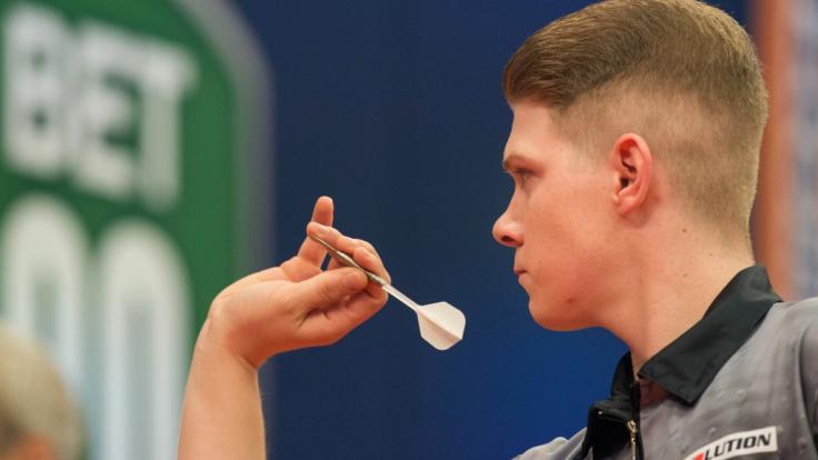 Premiere geglückt: Der deutsche Dartsspieler Nico Kurz hat sein WM-Debüt gegen James Wilson gewonnen.