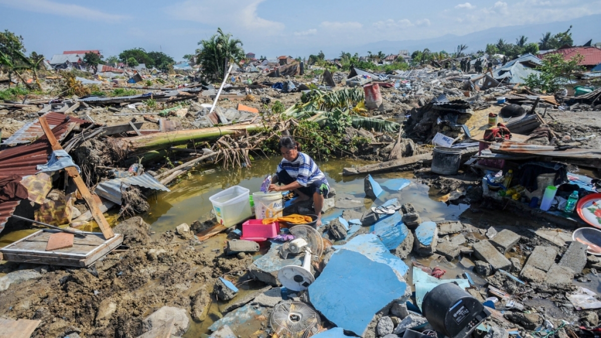 Indonesien, Palu: Agustin (51) w&auml;scht nach dem Erdbeben W&auml;sche zwischen den Ruinen seines Hauses im Dorf Balaroa. (Foto)