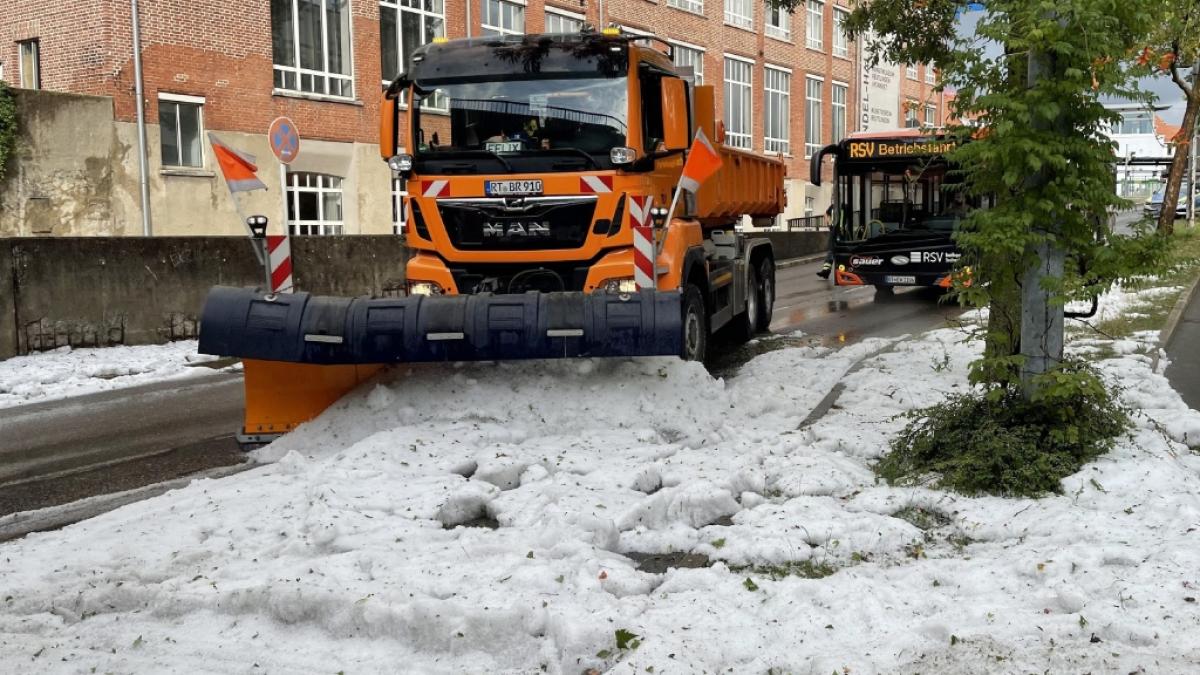 Die Technischen Betriebsdienste befreiten die Stra&szlig;en von der 30 Zentimer dicken Hagel-Schicht. (Foto)