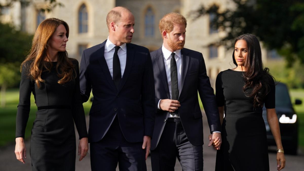 Eines Tages wird Prinzessin Kate (li.) neben ihrem Ehemann Prinz William (2.v.l.) britische K&ouml;nigin sein - die K&ouml;nigin der Beliebtheitsumfragen ist die Prinzessin von Wales schon l&auml;ngst und l&auml;sst ihre Schw&auml;gerin Meghan Markle (re.) alt aussehen. (Foto)