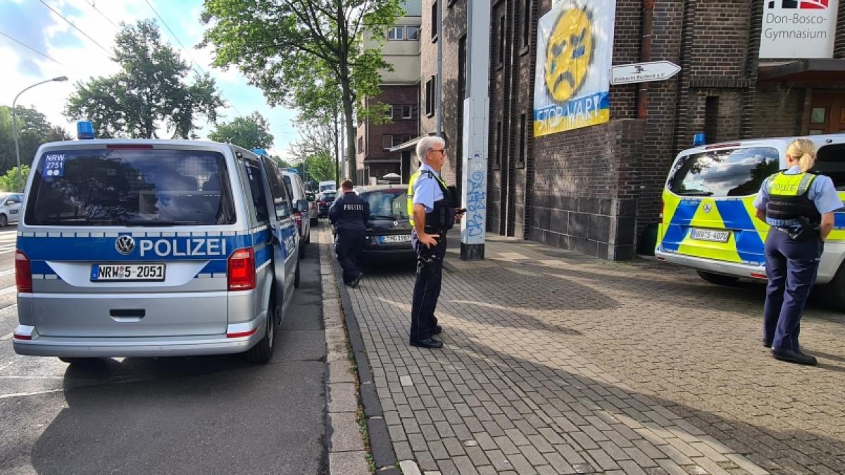 Polizisten stehen vor dem Don-Bosco-Gymnasium in Essen. Hier plante ein 16-J&auml;hriger offenbar einen Amoklauf. (Foto)