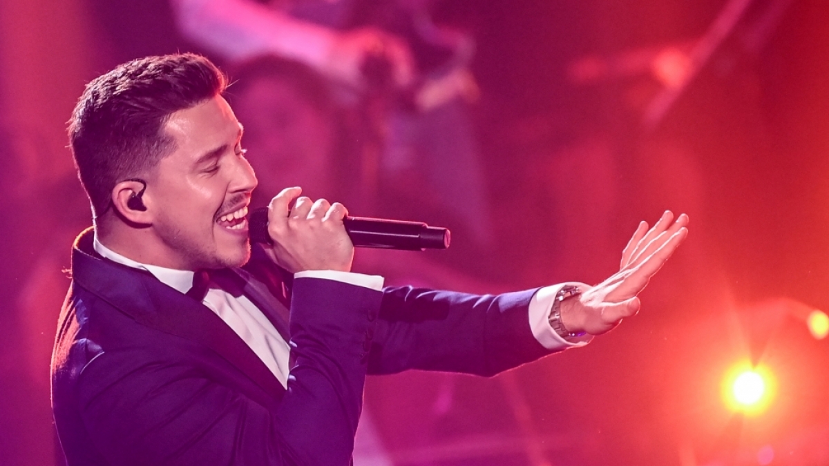 Nico Santos&nbsp;performt auf der B&uuml;hne. (Foto)