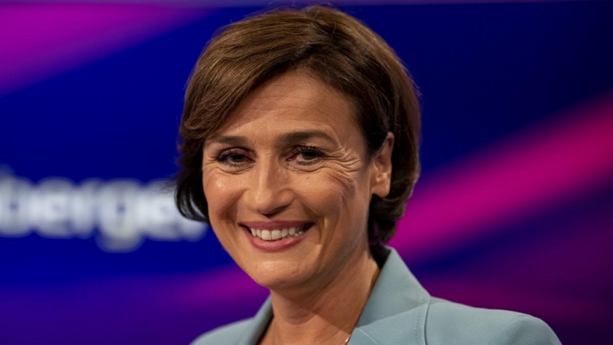 Die Moderatorin Sandra Maischberger steht f&uuml;r einen Presse-Fototermin anl&auml;sslich ihrer Sendung "Maischberger" im Studio. (Foto)