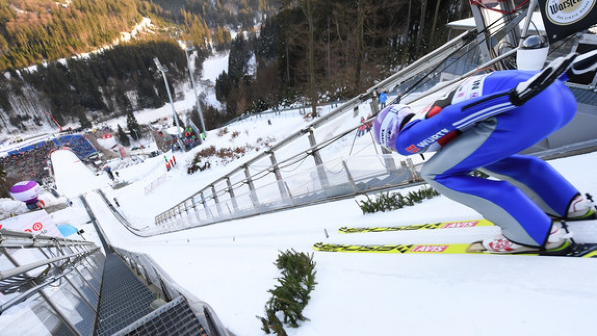 Andreas Wellinger aus Deutschland ist beim Training von der M&uuml;hlenkopfschanze in der Anlaufspur. (Foto)