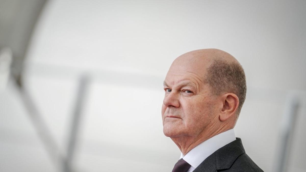 Bundeskanzler Olaf Scholz st&uuml;rzt mit der SPD in einer neuen Umfrage wieder ab. (Foto)