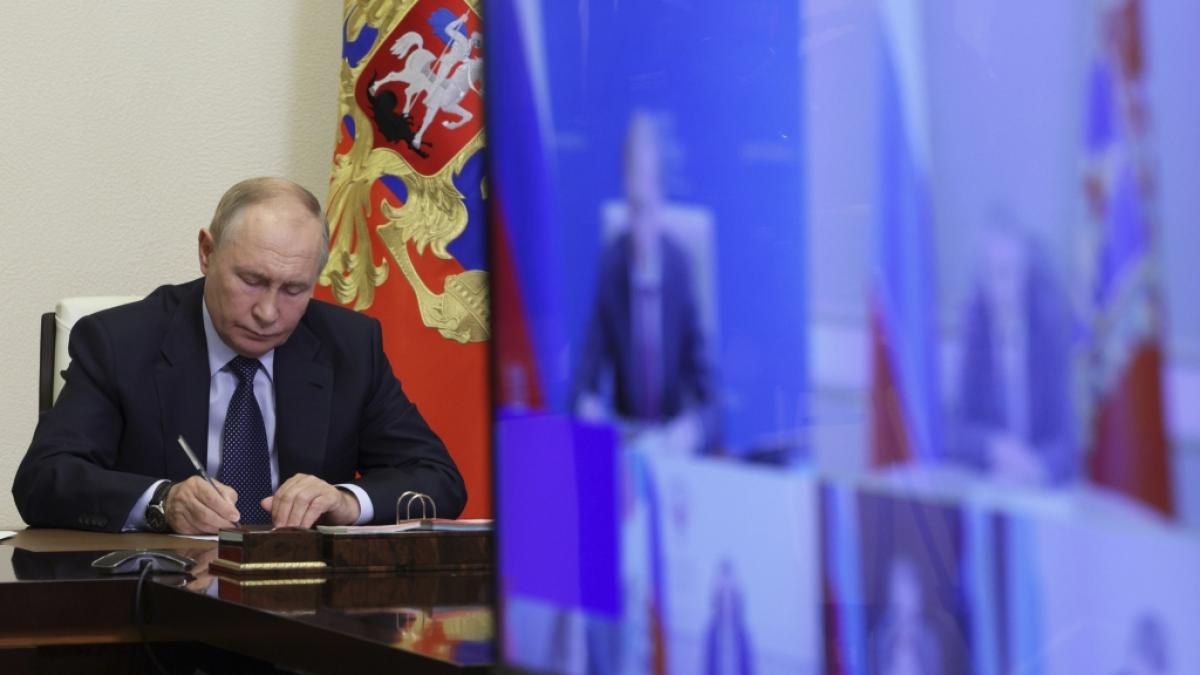 Weitere Probleme f&uuml;r Wladimir Putin: Im Hafen Kawkas in Krasnodar ging ein russischer Treibstofftanker nach ukrainischem Beschuss in Flammen auf. (Foto)
