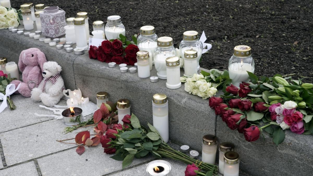 Blumen, Kerzen und Kuscheltiere wurden in Gedenken an die Opfer niedergelegt. Nach der Gewalttat mit f&uuml;nf Toten und zwei Verletzten in der norwegischen Kleinstadt Kongsberg geht die Polizei inzwischen von einem terroristischen Hintergrund aus. (Foto)