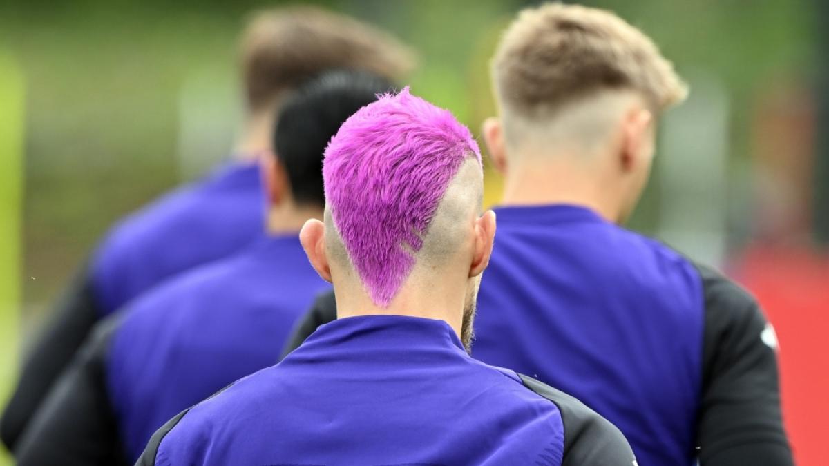 Robert Andrich &uuml;berraschte bereits beim Abschlusstraining mit seiner neuen, pinken Frisur. (Foto)