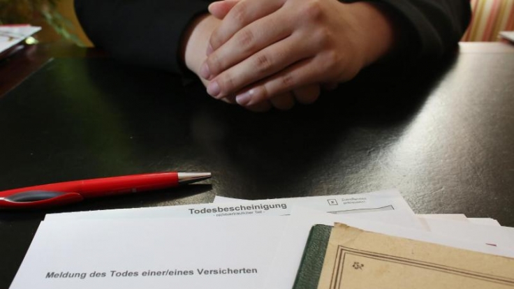 Nach dem Tod eines Angehörigen müssen sich die Hinterbliebenen um viele Formalitäten kümmern. Allerdings bekommen sie für viele Behördengänge auch Unterstützung, zum Beispiel vom Beerdigungsinstitut.