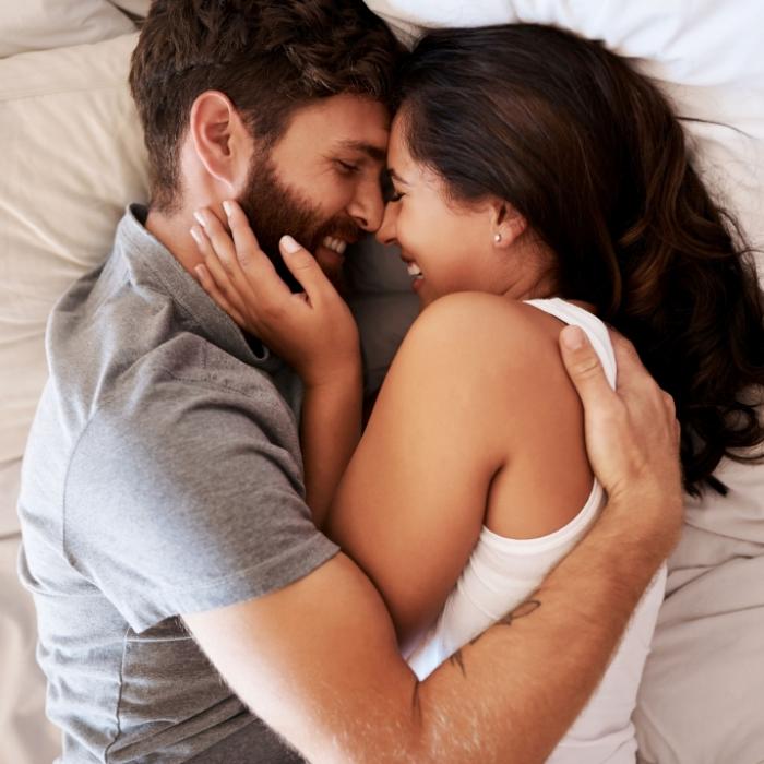 Wer vor der Arbeit noch schnell mit dem Partner etwas Zweisamkeit verbringt, kann auch beruflich Vorteile daraus ziehen.