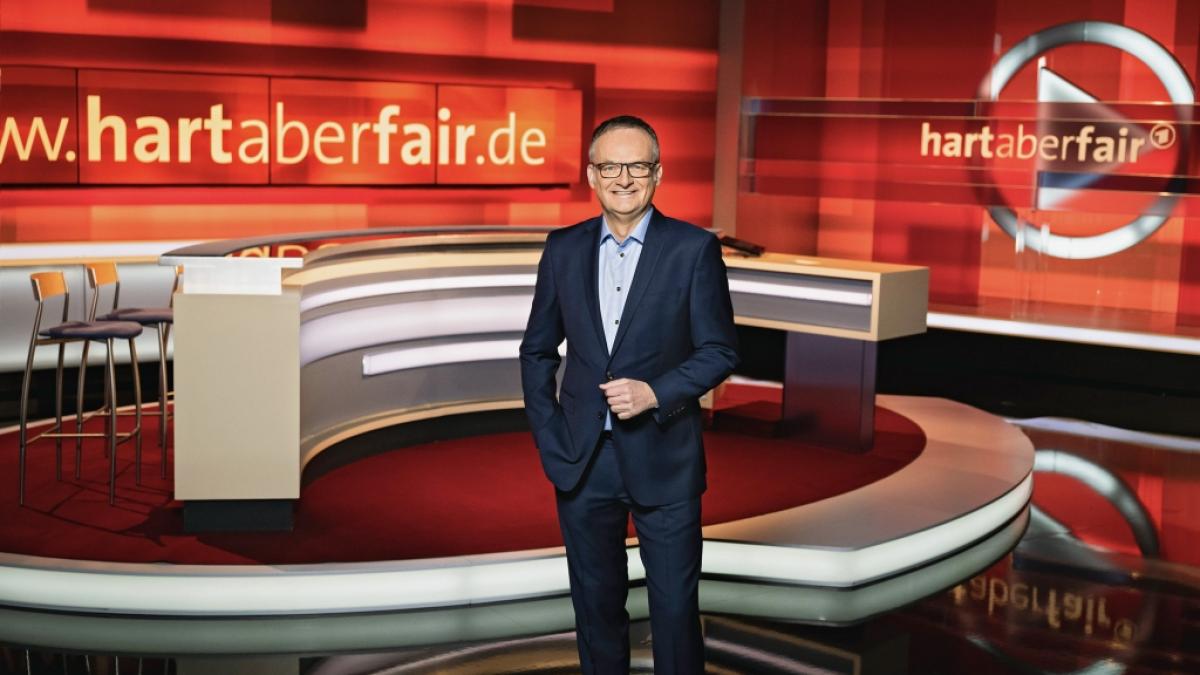 Frank Plasberg freut sich auf eine neue Ausgabe von "hart aber fair". (Foto)