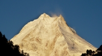 Der russische Ex-Soldat Rustam Nabijew hat den über 8.000 Meter hohen Mount Manaslu im Himalaya erklommen - und das nur mit Kraft seiner Hände.