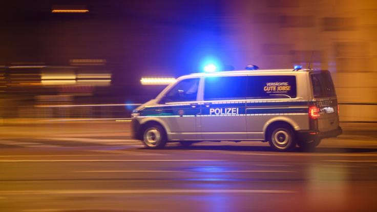 Die hessische Polizei musste nach einer Schussabgabe in einem Regionalzug zu einem Großeinsatz ausrücken (Symbolbild).