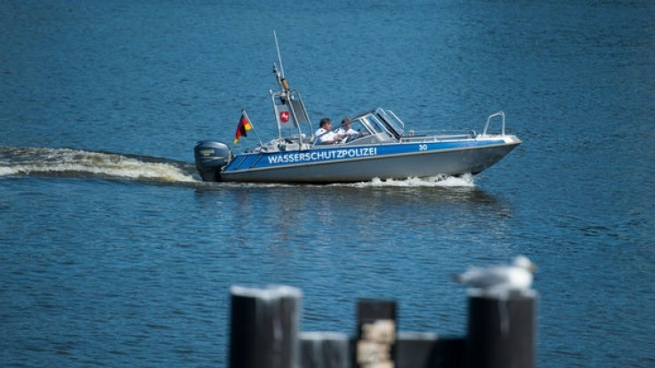 Ein Boot der Wasserschutzpolizei fährt zwischen Hohnstorf/Elbe und Lauenburg auf der Elbe.