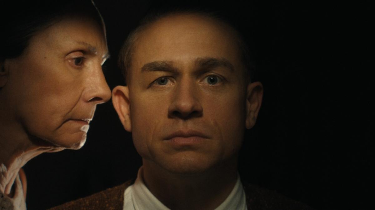 Charlie Hunnam schl&uuml;pft in der Netflix-Serie "Monster" in die Rolle des Killers Ed Gein. (Foto)