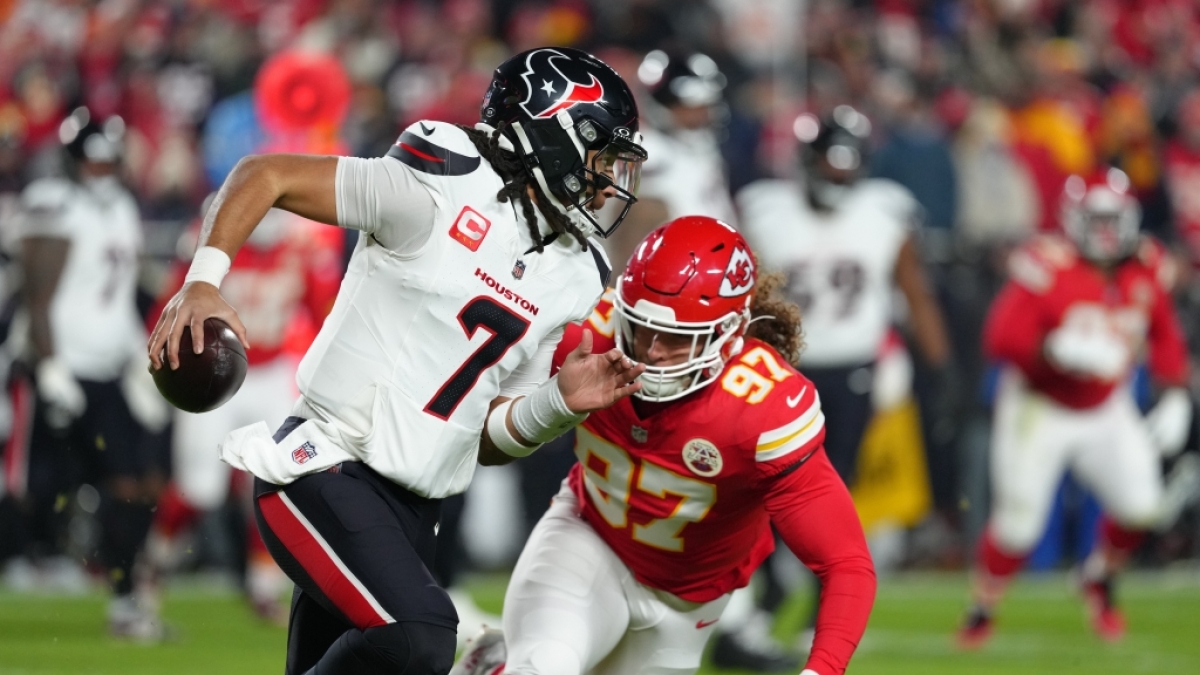 C.J. Stroud von den Houston Texans l&auml;uft mit den Ball, w&auml;hrend Ashton Gillotte von den Kansas City Chiefs versucht Ihn zu tackeln, am 07.12.2025. (Symbolbild) (Foto)