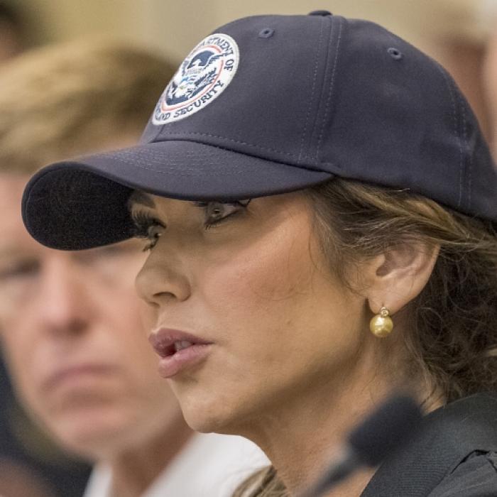 Trump-Ministerin vor laufender Kamera der Lüge überführt
