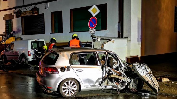Bei einem Unfall in Erzhausen hinterlässt der Unfallfahrer eine Spur der Verwüstung.