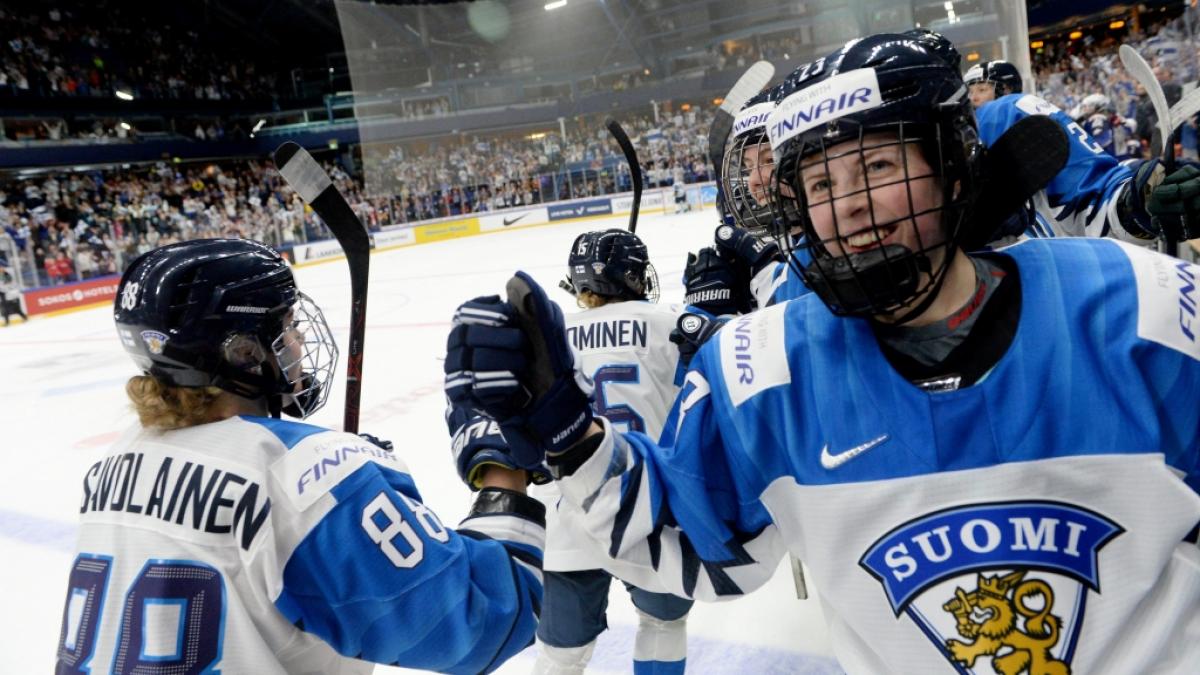 Ein Bild aus gl&uuml;cklicheren Zeiten: Nach einem schrecklichen Unfall ist Eishockey-Star Sanni Hakala (re.) gel&auml;hmt. (Foto)