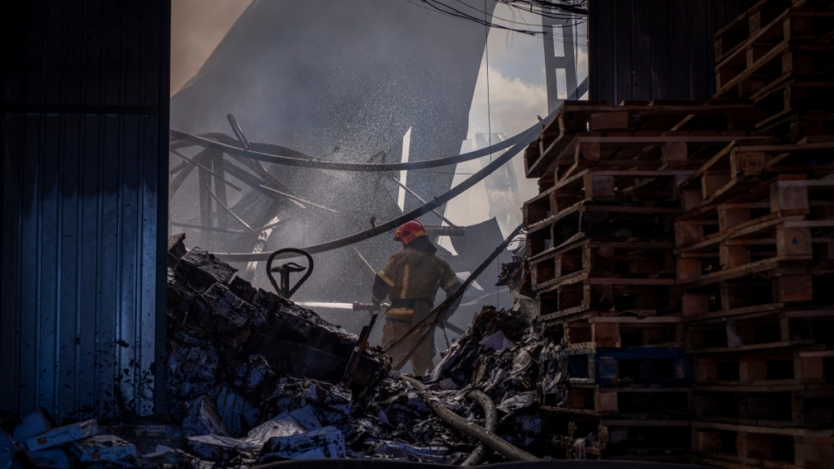 Feuerwehrleute sind in der ukrainischen Hauptstadt damit besch&auml;ftigt, einen Brand in einem zerst&ouml;rten Lager f&uuml;r Haushaltschemikalien zu l&ouml;schen, das durch einen russischen Raketen- und Drohnenangriff besch&auml;digt wurde. (Foto)