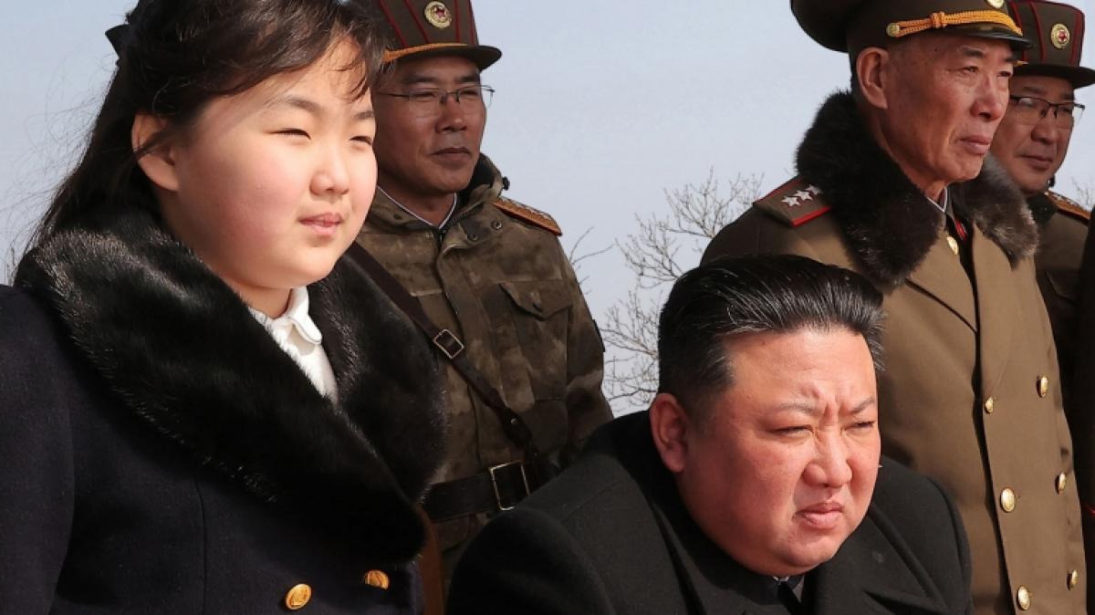 Wenn der Vater mit der Tochter... Nordkoreas Machthaber Kim Jong Un nimmt seinen Spr&ouml;ssling Kim Ju Ae immer h&auml;ufiger mit zu &ouml;ffentlichen Terminen. (Foto)