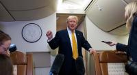 Donald Trump spricht in der Air Force One mit Reportern.