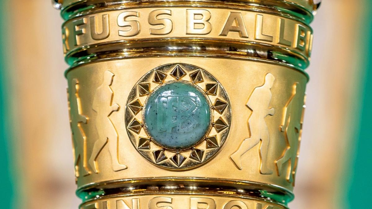 Der DFB-Pokal in Nahaufnahme. (Foto)