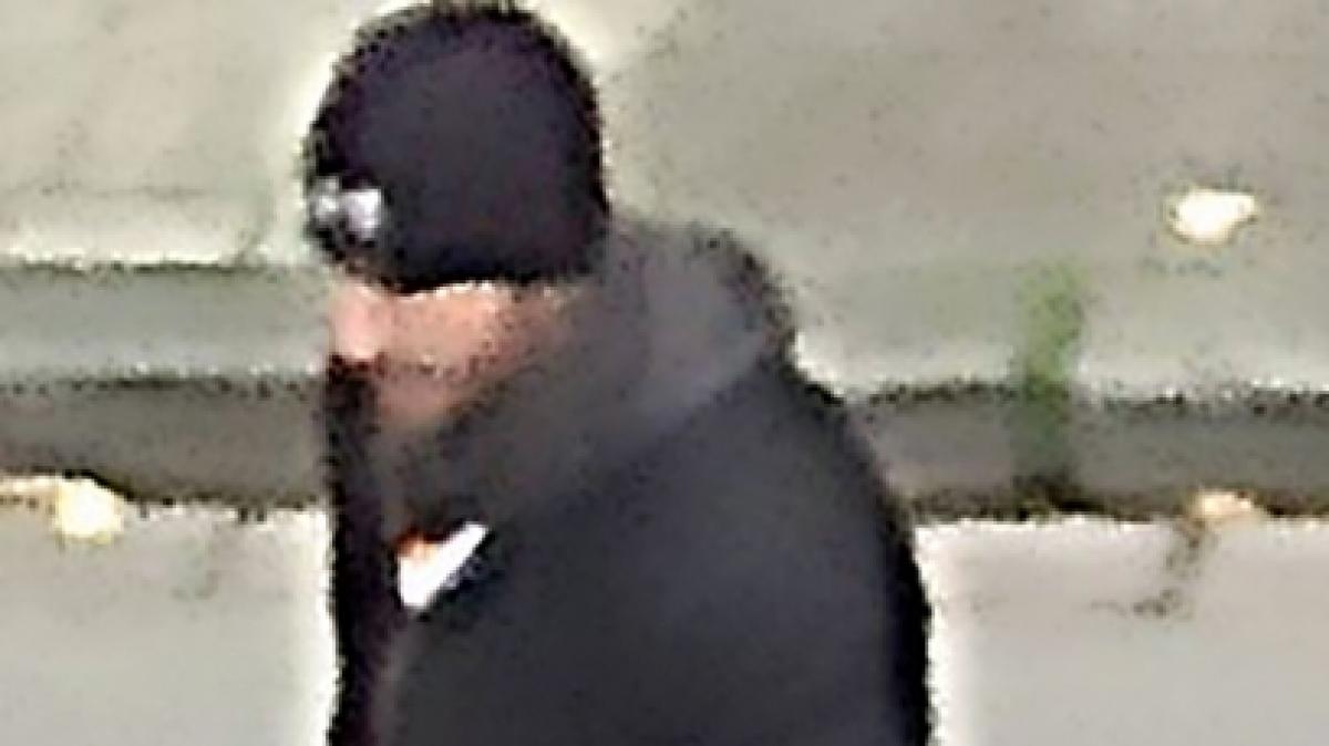 Das undatierte Fahndungsbild der Polizei Krefeld zeigt einen Tatverd&auml;chtigen, der an einem Einbruch in die Nebenstelle Emmerich des Hauptzollamtes Duisburg beteiligt gewesen sein soll. (Foto)