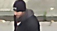 Das undatierte Fahndungsbild der Polizei Krefeld zeigt einen Tatverdächtigen, der an einem Einbruch in die Nebenstelle Emmerich des Hauptzollamtes Duisburg beteiligt gewesen sein soll.