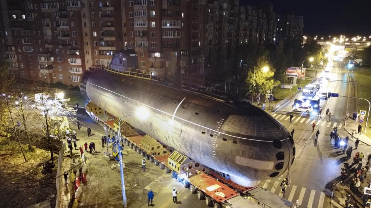 Der Bug des sowjetischen U-Boots K-3 Leninski Komsomol wird auf einer Plattform entlang der Stra&szlig;e von der Pier zum Museum transportiert. (Foto)
