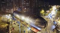 Der Bug des sowjetischen U-Boots K-3 Leninski Komsomol wird auf einer Plattform entlang der Straße von der Pier zum Museum transportiert.
