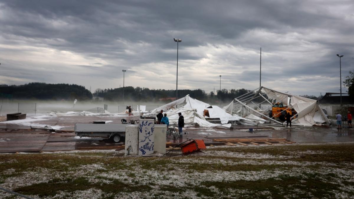 Ein heftiges Unwetter ist am Samstag &uuml;ber Teile Schwabens gezogen und hat im bayerischen Kissing bei Augsburg ein Bierzelt umgeworfen. Laut ersten Informationen der Polizei wurden dabei mehrere Menschen zum Teil schwer verletzt. (Foto)