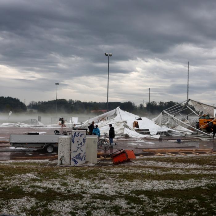 Katastrophen-Alarm und mehrere Verletzte durch XXL-Hagel, umgestürzte Bäume und Aquaplaning