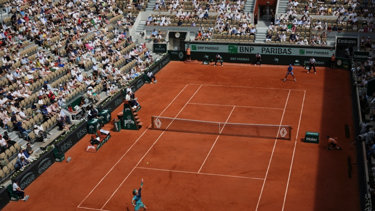 Grand Slam/ATP-Tour - French Open, M&auml;nner, Einzel, 3. Runde, Borges (Portugal) - Rublev (Russland). Andrey Rublev (unten) schl&auml;gt gegen Nuno Borges auf, vom 29.05.2026. (Symbolbild) (Foto)