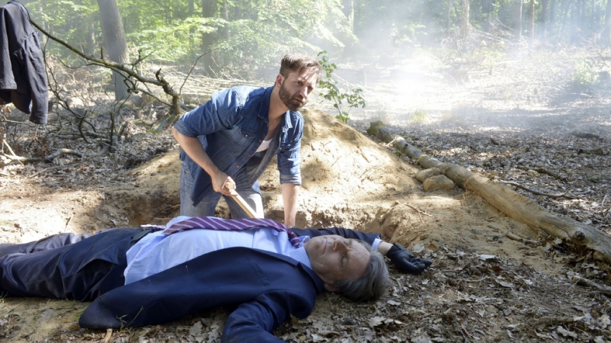 Nachdem Jo Gerner (Wolfgang Bahro, liegend) von Sascha Keller (Aaron Thiesse) angeschossen wurde, ist der dem Tod n&auml;her als dem Leben. (Foto)