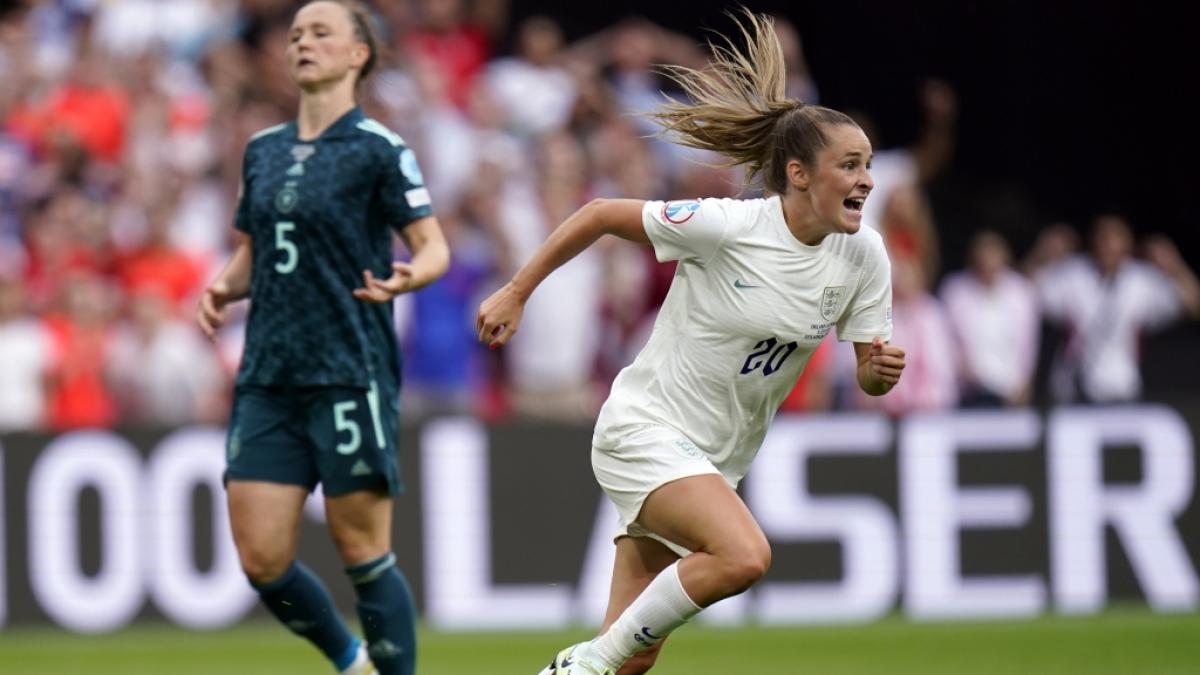 Englands Ella Toone (r) jubelt nach ihrem Treffer zum 1:0 im Finale gegen England. (Foto)