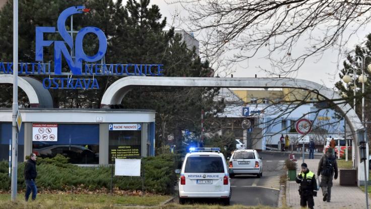 Ein Polizeifahrzeug fährt auf das Gelände des Universitätsklinikums.