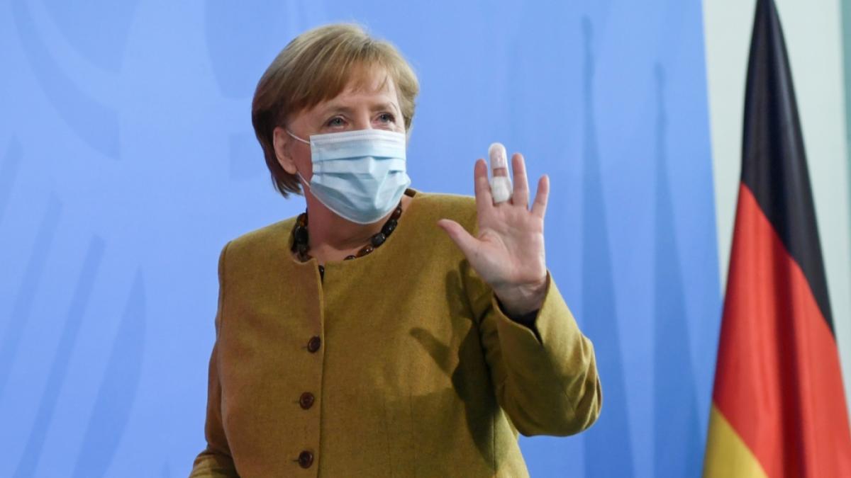 Angela Merkel tr&auml;gt seit einigen Tagen einen Verband am Mittelfinger. (Foto)
