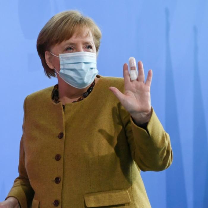 So spottet das Netz über die Mittelfinger-Verletzung der Kanzlerin