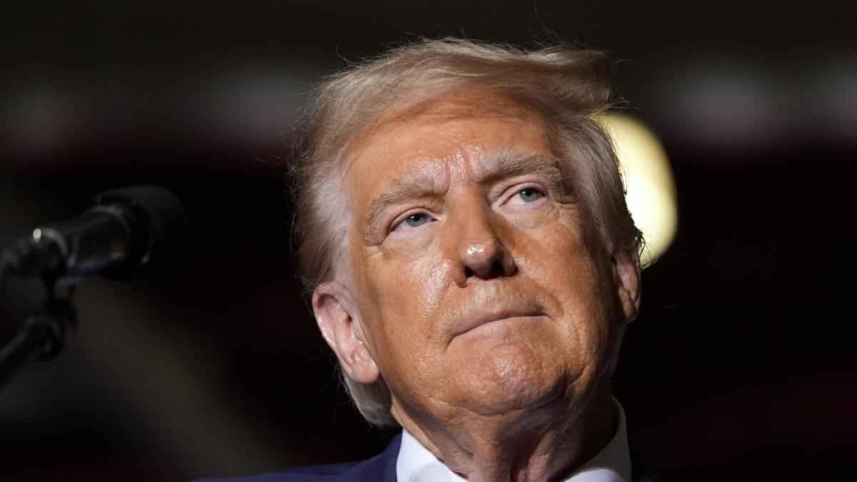 Der republikanische Pr&auml;sidentschaftskandidat und ehemalige US-Pr&auml;sident Donald Trump musste bei seiner Wahlkampfveranstaltung in Michigan pl&ouml;tzlich ohne Telepromter auskommen. (Foto)