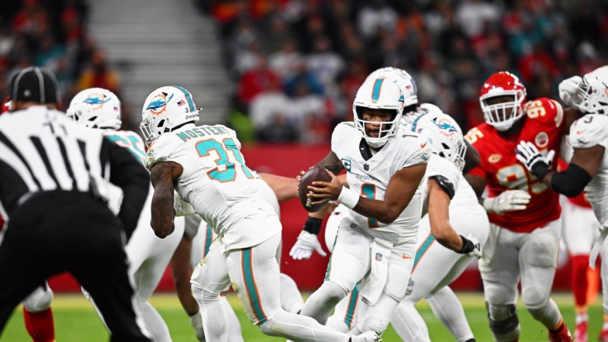 Tua Tagovailoa l&auml;uft mit dem Ball in der Hand am 05.11.2023. (Symbolbild) (Foto)