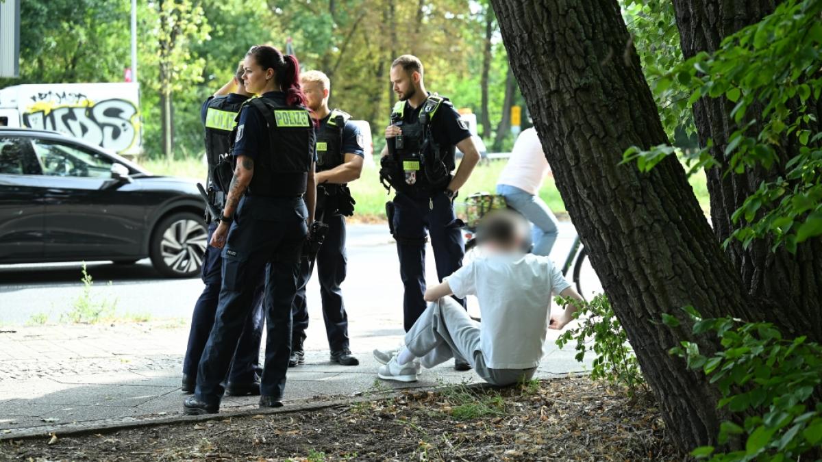 Ein Auto ist in Berlin-Wedding in eine Menschengruppe gefahren. Nach ersten Erkenntnissen der Polizei kam der Wagen von der Stra&szlig;e ab, fuhr auf den Gehweg und erfasste mehrere Menschen. (Foto)