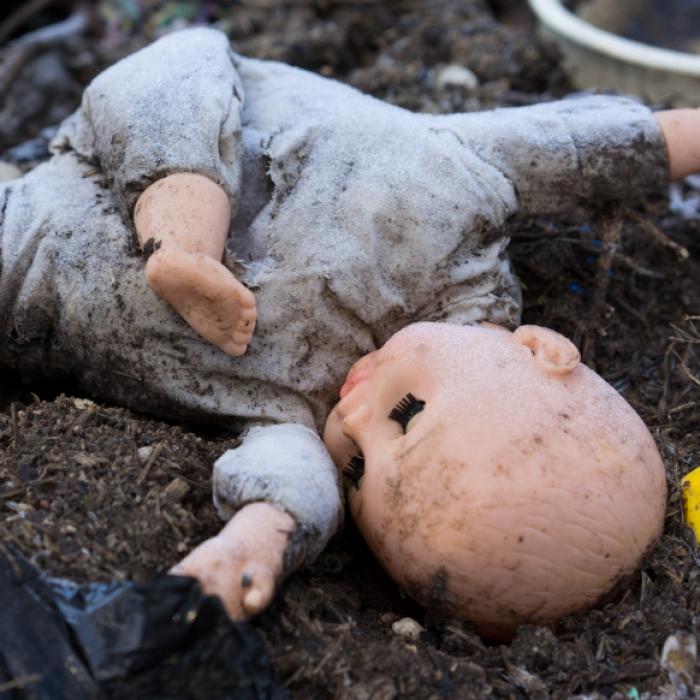 Schädelbruch und Hirnblutung! Stiefmutter filmt 3-Jährigen beim Sterben