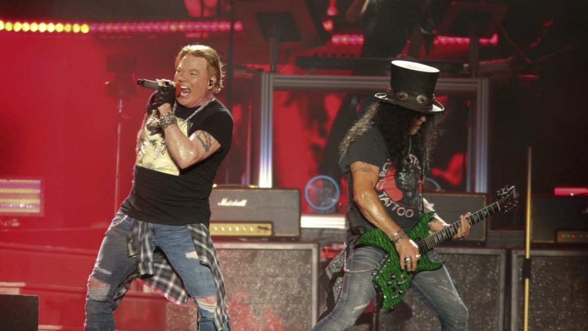 Guns N' Roses performen auf der B&uuml;hne. (Foto)
