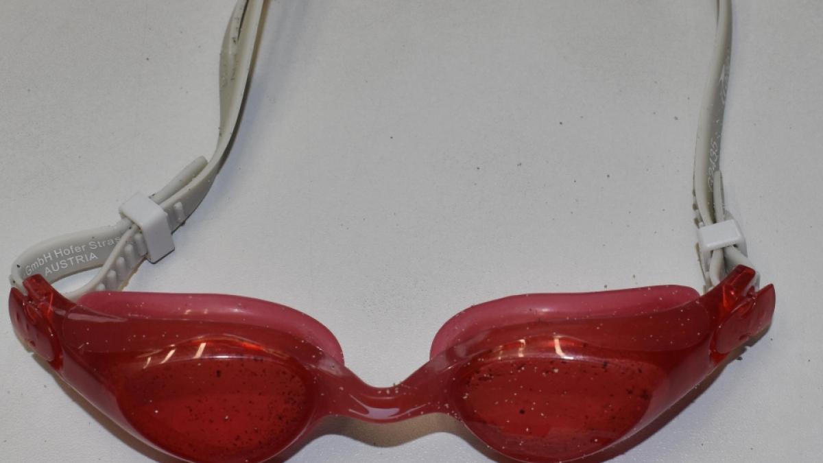Diese Schwimmbrille trug das achtj&auml;hrige M&auml;dchen, das am 19. Juni 2021 im Badesee in Mannheim-Vogelstang ums Leben kam. (Foto)
