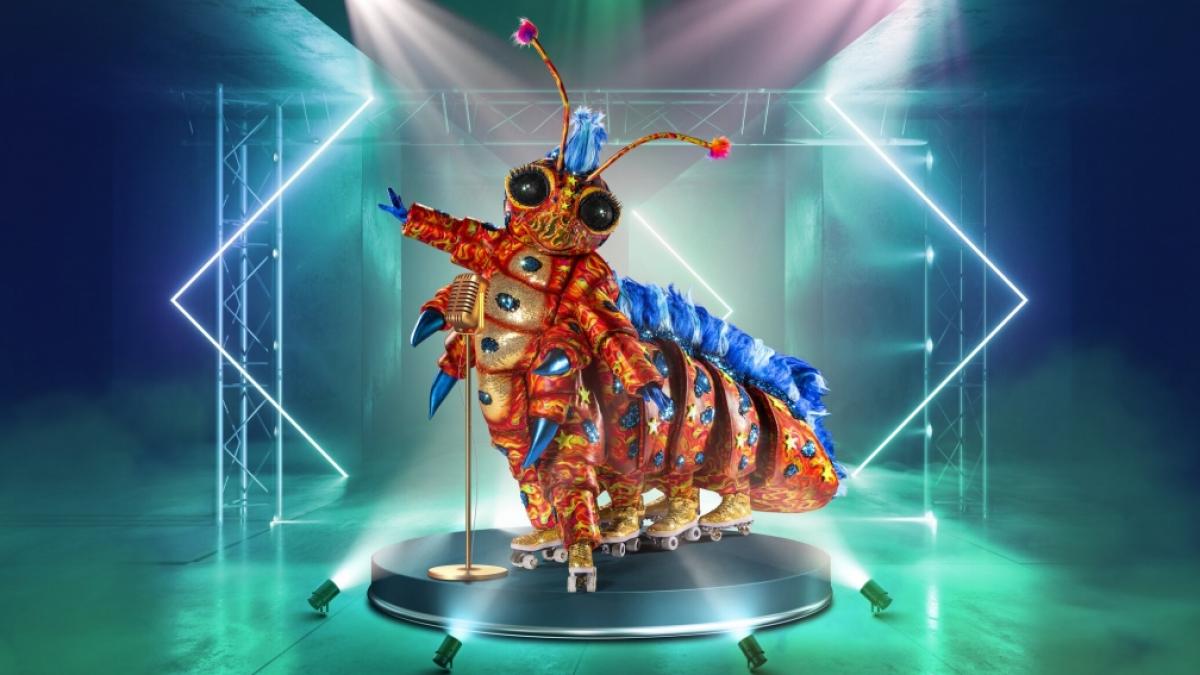 "The Masked Singer" 2021: Raupe Resi entz&uuml;ckte das Publikum im Pailettenkost&uuml;m auf acht Rollschuhen. (Foto)