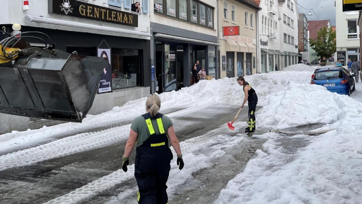 In Reutlingen musste am Freitag nach einem heftigen Hagel-Schauer der Winterdienst anr&uuml;cken. (Foto)