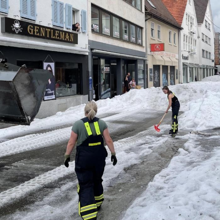 Bilder wie im tiefsten Winter! Schneepflug-Einsatz nach heftigem Unwetter