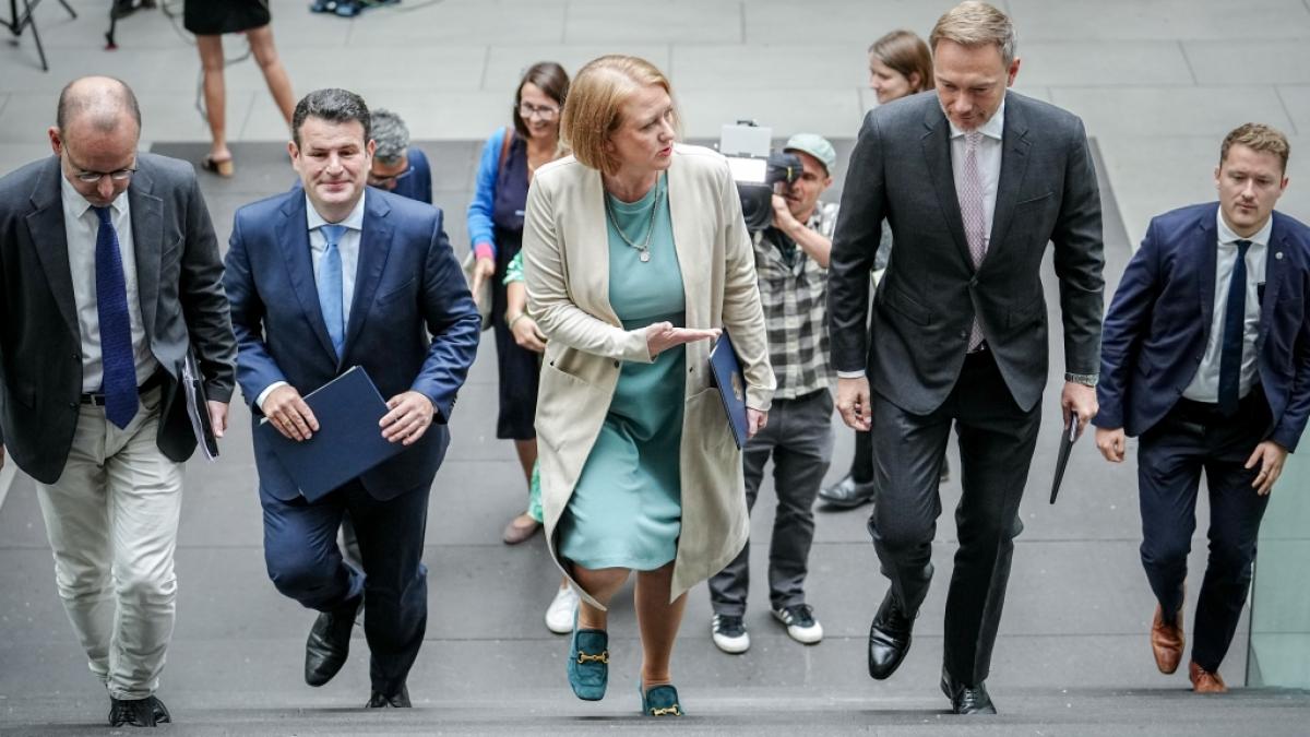 Die Ampel-Minister Hubertus Heil (SPD), Lisa Paus (Gr&uuml;ne) und Christian Lindner (FDP, v.l.n.r.) k&ouml;nnen mit neuen Umfrage-Ergebnissen nicht zufrieden sein. (Foto)