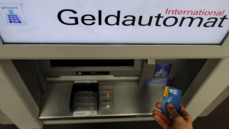 Geldabheben am Bankautomaten ist für viele eine Selbstverständlichkeit - doch Prophezeiungen von Experten zufolge könnte dies bald mit saftigen Gebühren verbunden sein.